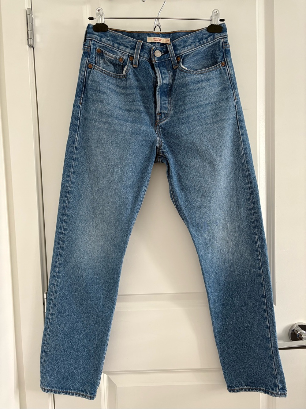 Levi's Women's Cropped Straight Jeans in Classic Blue